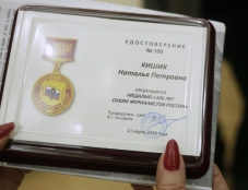Владимир Соловьёв вручил памятные награды ветеранам "Известий"