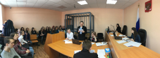 В Октябрьском районном суде Екатеринбурга состоялся очередной модельный игровой процесс с участием будущих юристов и завтрашних журналистов