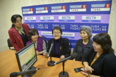 Ветераны тувинской журналистики получили материальную помощь Союза журналистов России