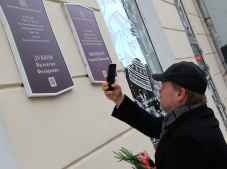 В Красноярске открыли мемориальную доску журналисту