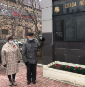 В Якутске возложили гирлянду у мемориала ветеранам-журналистам