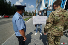 Полиция обжаловала прекращение дела против пермского журналиста, вышедшего с одиночным пикетом к зданию УФСБ