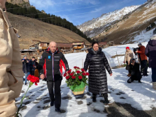 В Терсколе возложили цветы к вновь открытому  памятнику погибшим журналистам