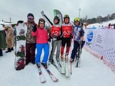 Сборная команда Союза журналистов Челябинской области впервые выступила на Кубке губернатора области по горнолыжному спорту