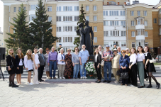 В преддверии Дня Победы Совет ветеранов Союза журналистов Тюменской области возложил цветы к мемориалу «Прощание»